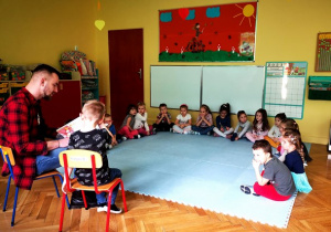Pan Kamil czyta dzieciom baśn H.Ch. Andersena